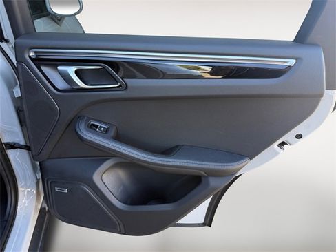 Used 2022 Porsche Macan image 28