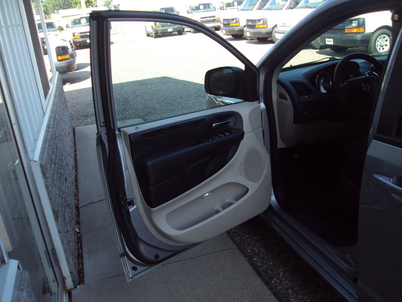 Used 2018 Dodge Grand Caravan SE w/ UConnect Hands-Free Group FWD image 18