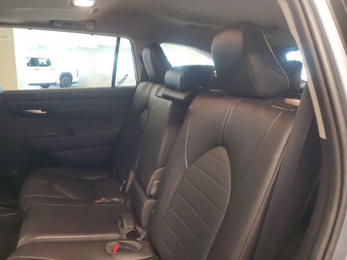 Used 2023 Toyota Highlander XLE image 13