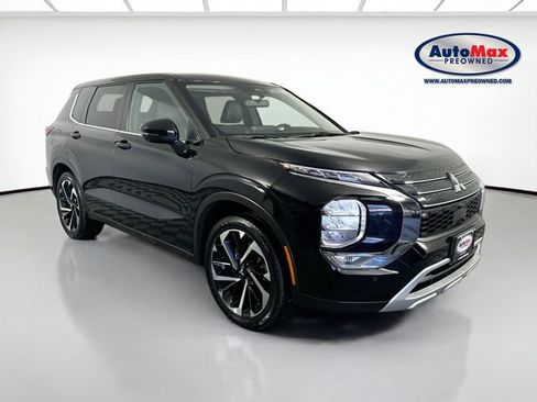 Used 2023 Mitsubishi Outlander SE image 1