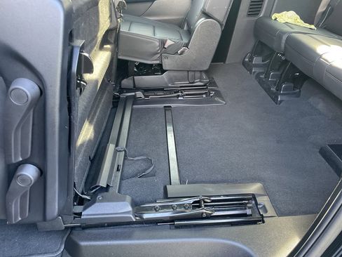 Used 2025 Chevrolet Suburban Z71 image 48