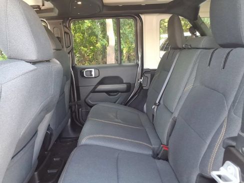 Used 2025 Jeep Wrangler Unlimited Sahara AWD/4WD image 15
