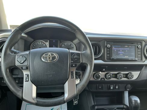 Used 2019 Toyota Tacoma SR5 AWD/4WD image 10
