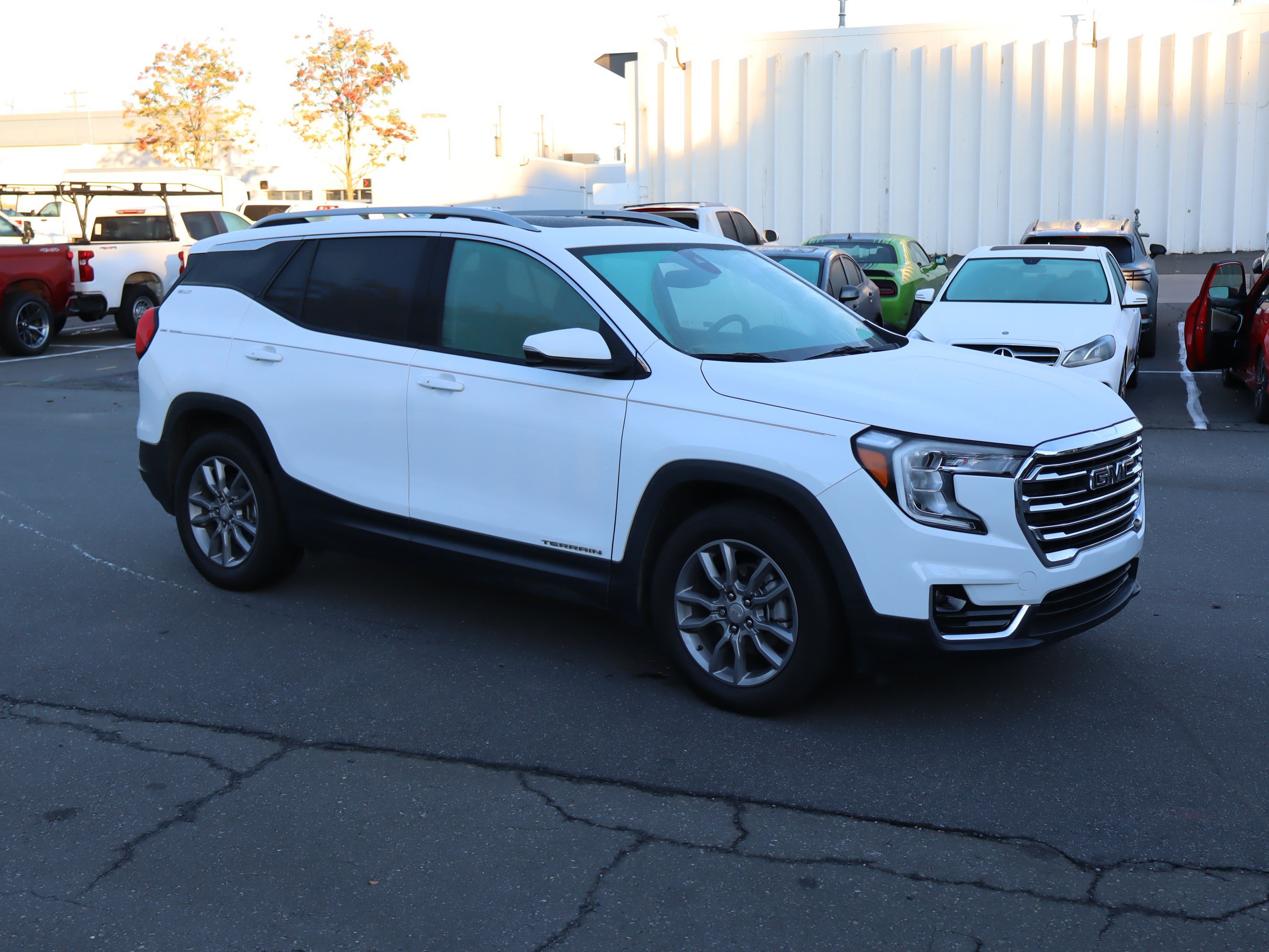 Used 2024 GMC Terrain SLT FWD image 2