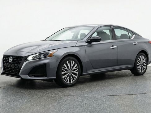 Used 2025 Nissan Altima 2.5 SV image 3