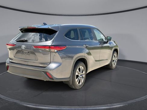 Used 2023 Toyota Highlander XLE FWD image 11