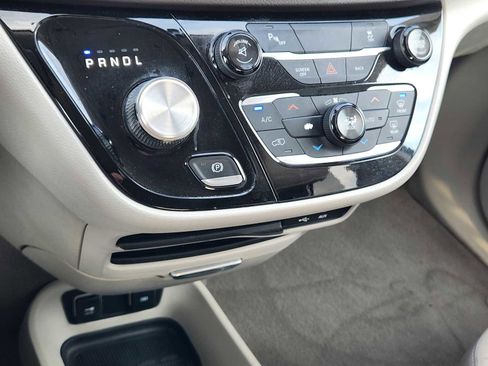 Used 2017 Chrysler Pacifica Touring-L image 18