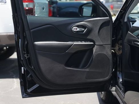 Used 2020 Jeep Cherokee Latitude Plus FWD image 31