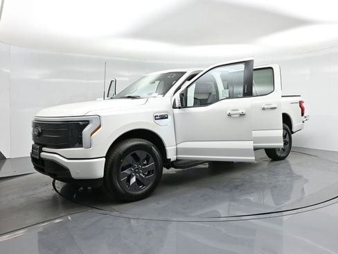 New 2025 Ford F150 Lightning Lariat w/ Max Trailer Tow Package image 32