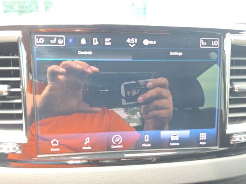 Used 2024 Chrysler Pacifica Touring-L FWD image 17