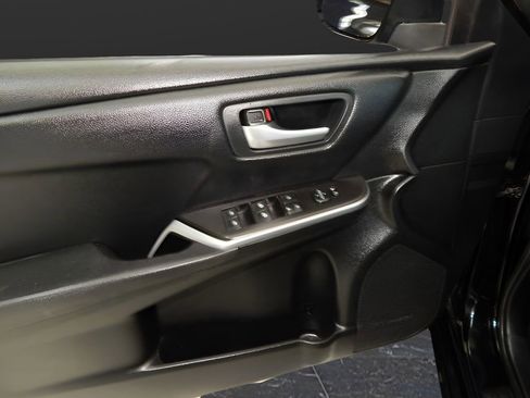 Used 2017 Toyota Camry SE image 14