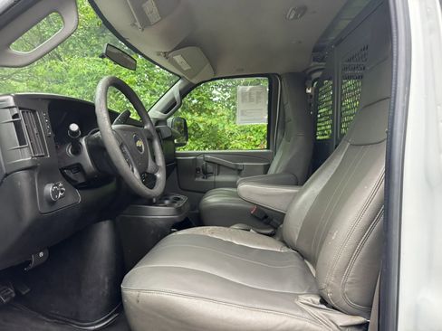 Used 2017 Chevrolet Express 2500 RWD image 10