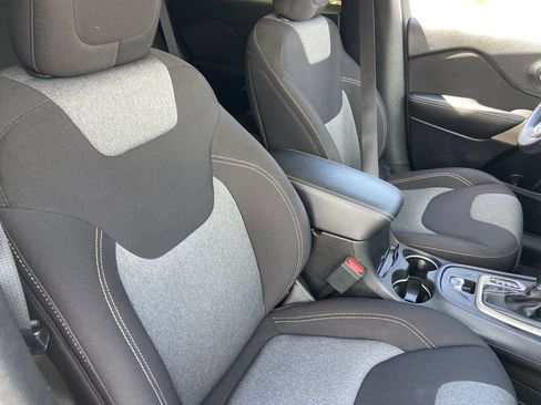 Used 2018 Jeep Cherokee Latitude w/ Safety Group AWD/4WD image 23