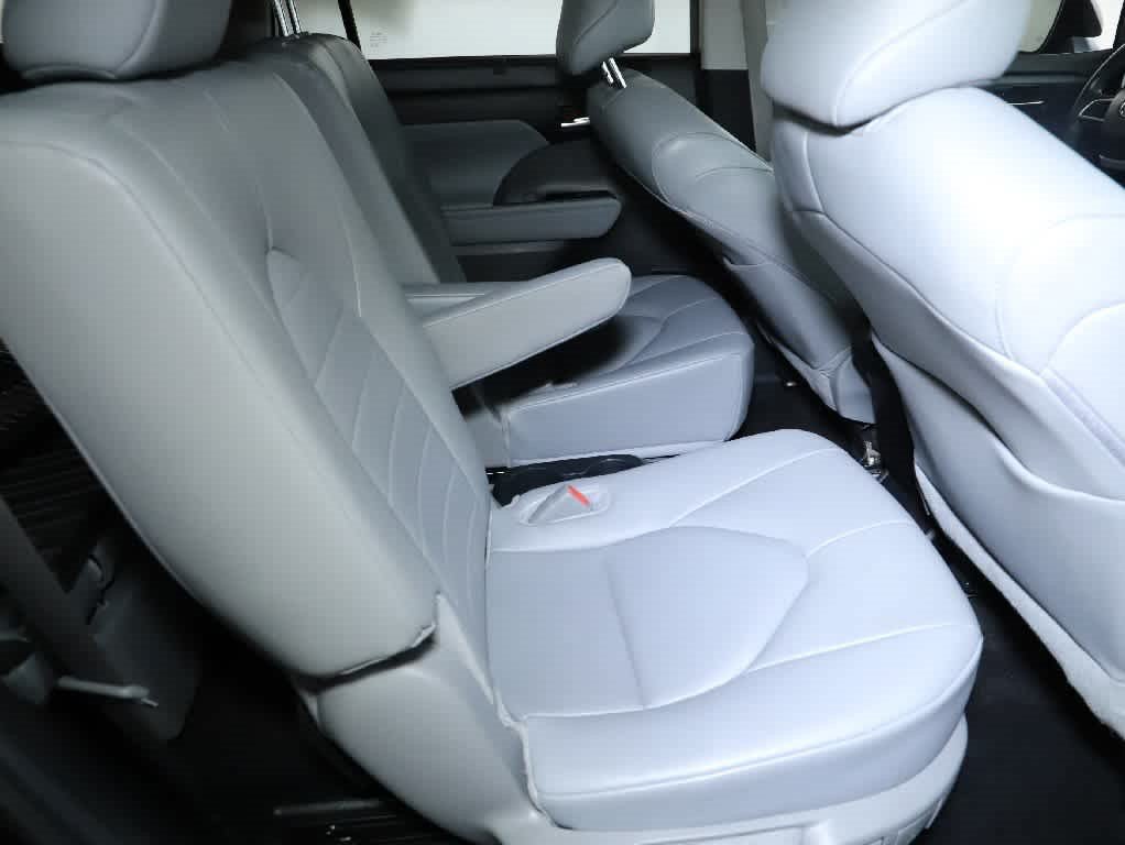 Used 2024 Toyota Highlander XLE AWD/4WD image 33