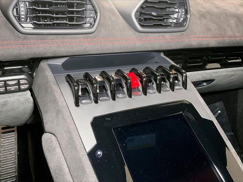 Used 2024 Lamborghini Huracan Sterrato image 32
