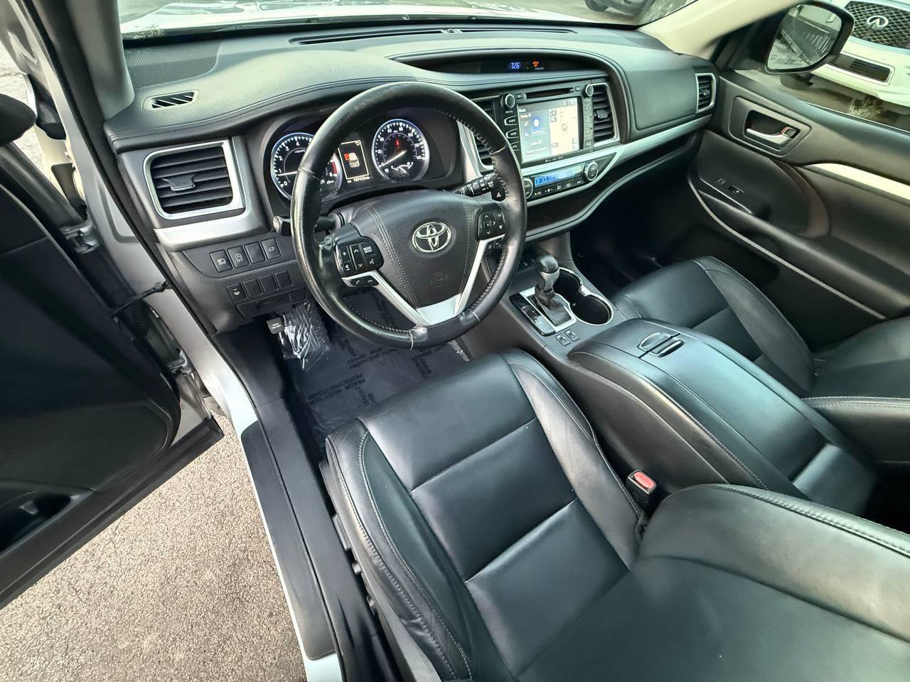 Used 2017 Toyota Highlander XLE AWD/4WD image 11