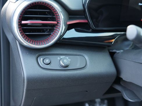 Used 2025 Chevrolet Trax RS w/ Sunroof Package image 17