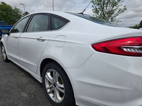 Used 2018 Ford Fusion SE w/ Fusion SE Technology Package FWD image 4