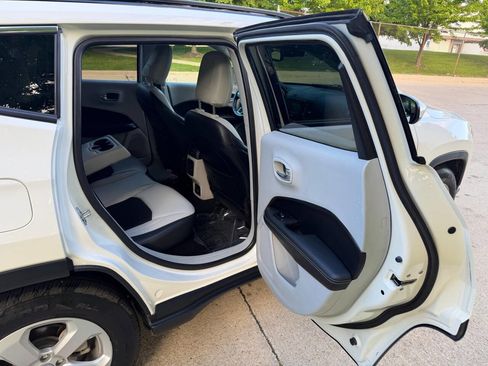 Used 2018 Jeep Compass Latitude w/ Safe & Security Group FWD image 16