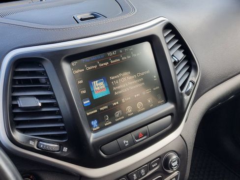 Used 2018 Jeep Cherokee Latitude Plus w/ Comfort/Convenience Group AWD/4WD image 27