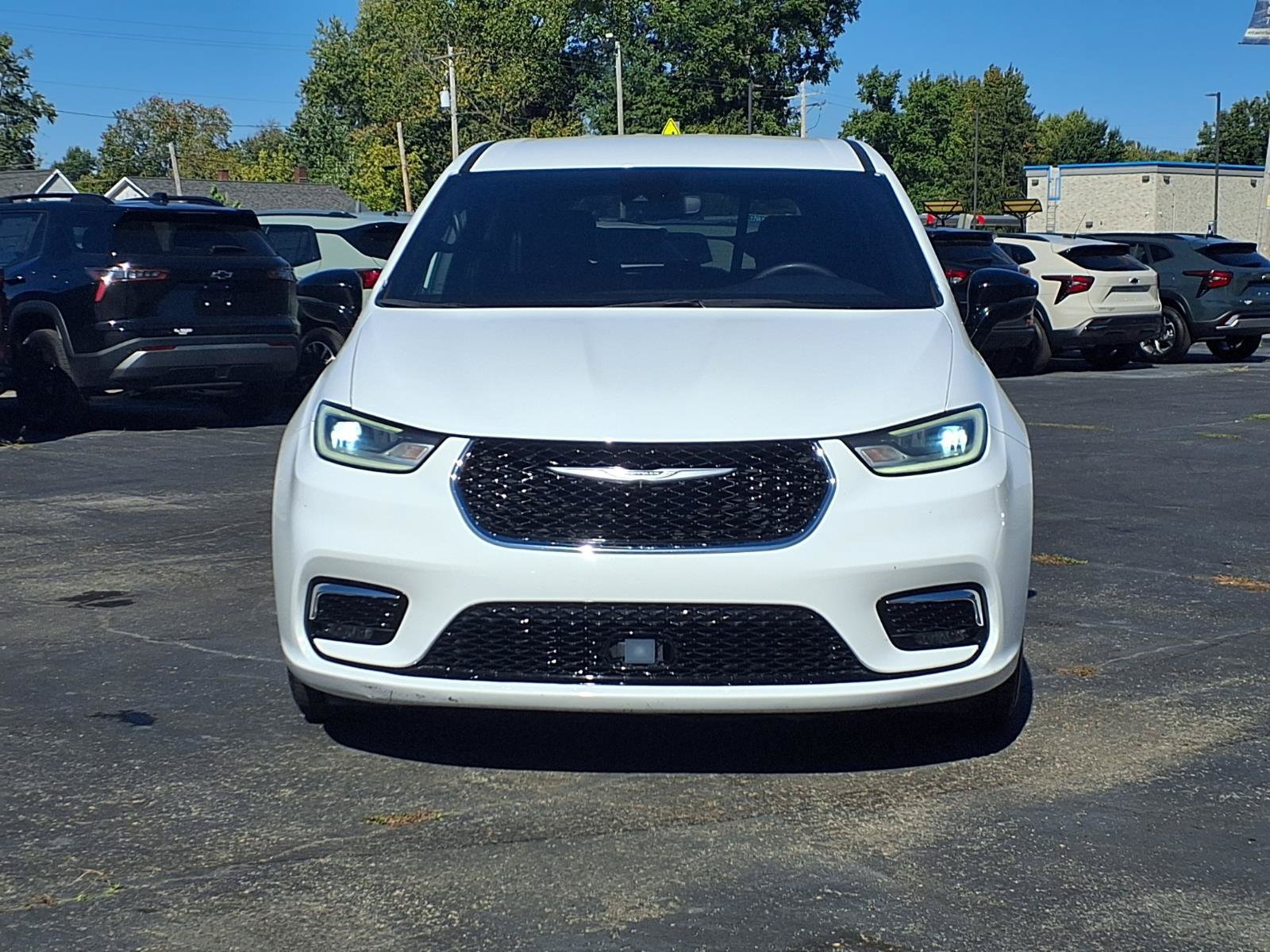 Used 2025 Chrysler Pacifica Select FWD image 2