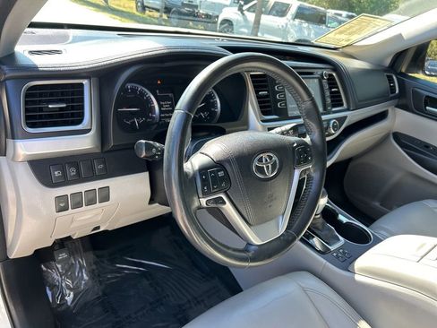 Used 2017 Toyota Highlander XLE image 23