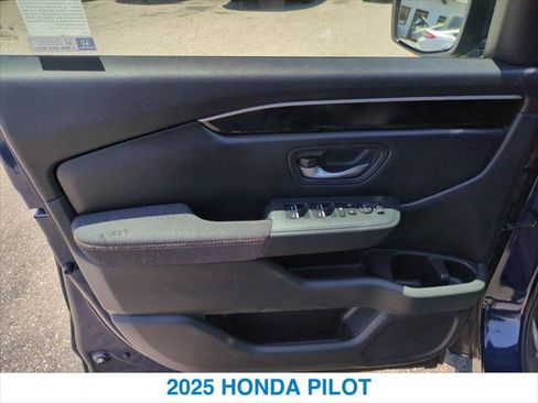 Certified 2025 Honda Pilot Sport image 12