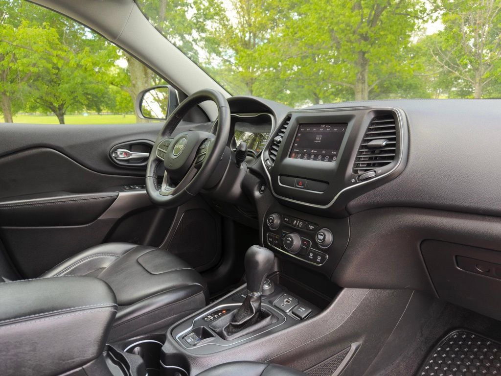 Used 2019 Jeep Cherokee Latitude Plus w/ Cold Weather Group AWD/4WD image 31