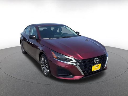 Used 2025 Nissan Altima 2.5 SV FWD image 3