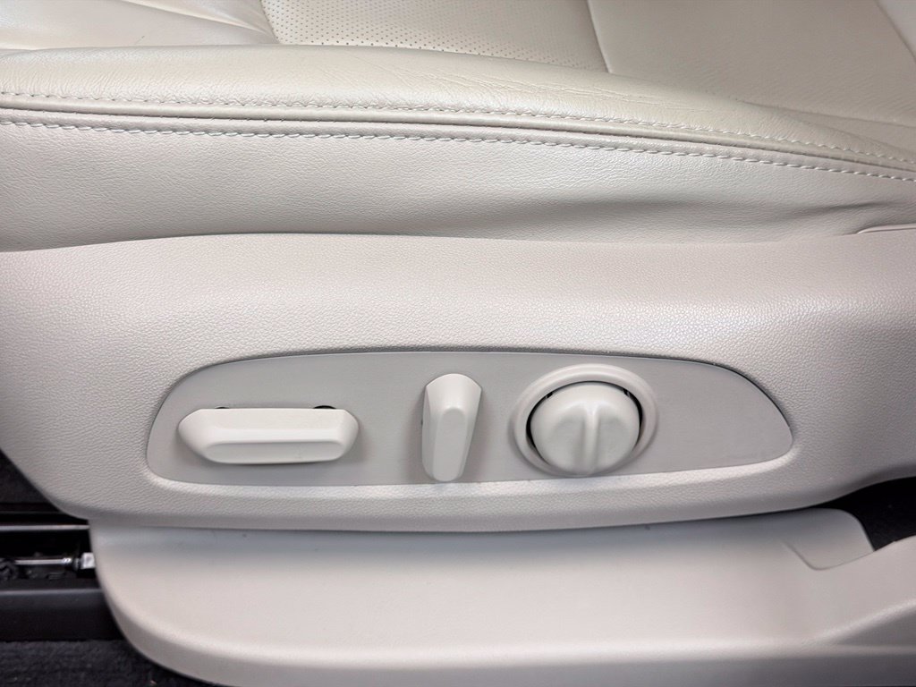 Used 2020 Buick Enclave Essence w/ Sound and Sites Package FWD image 14