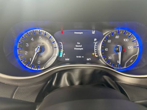 Used 2023 Chrysler Pacifica Touring-L FWD image 16