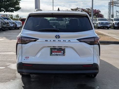 Used 2025 Toyota Sienna XLE w/ XLE Plus Package FWD image 8
