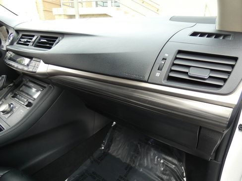 Used 2015 Lexus CT 200h image 35