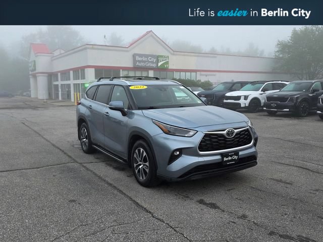 Used 2022 Toyota Highlander XLE AWD/4WD image 1