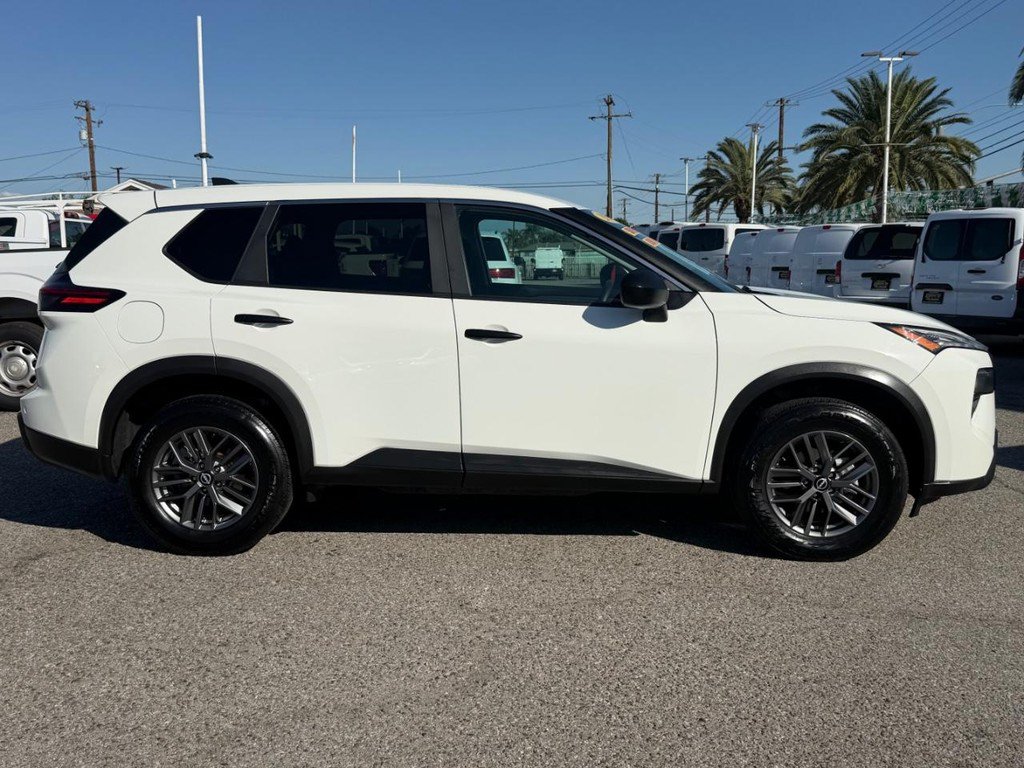 Used 2024 Nissan Rogue S FWD image 4