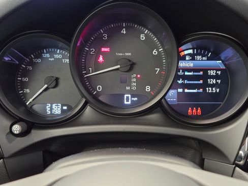 Certified 2025 Porsche Macan image 18