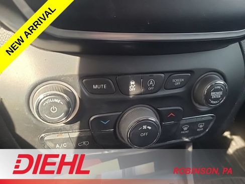 Used 2020 Jeep Cherokee Latitude AWD/4WD image 11