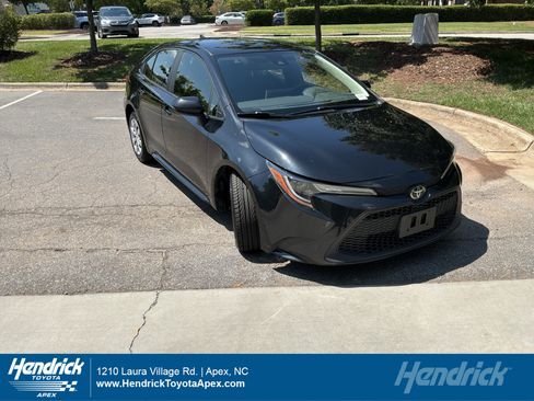 Used 2020 Toyota Corolla LE FWD image 1