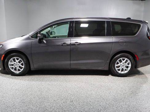 Used 2023 Chrysler Pacifica Touring-L FWD image 10