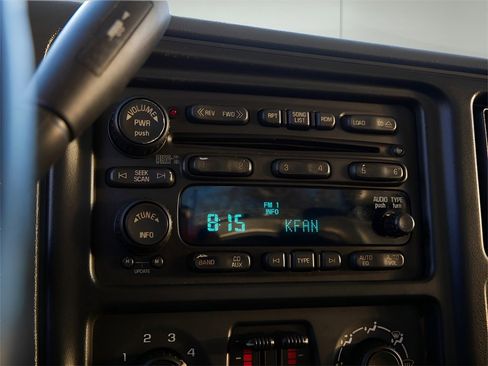 Used 2005 Chevrolet Silverado 2500 LT w/ Snow Plow Prep Package image 22