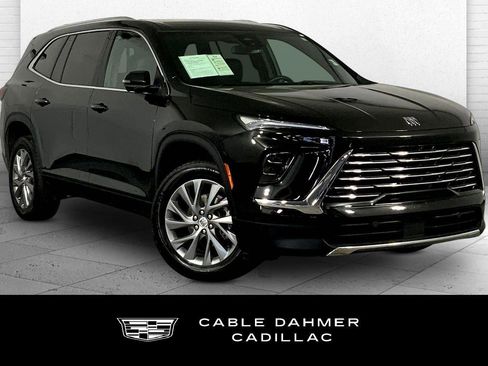 Used 2025 Buick Enclave Preferred FWD image 1