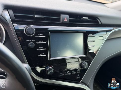 Used 2018 Toyota Camry SE w/ Moonroof Package FWD image 11