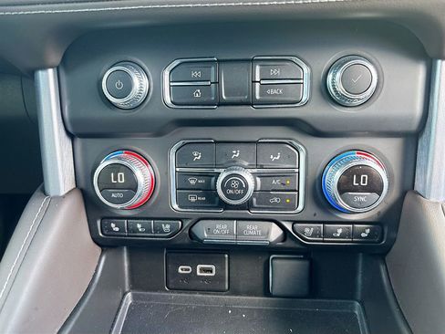 Used 2024 GMC Yukon XL SLT w/ SLT Luxury Package image 29