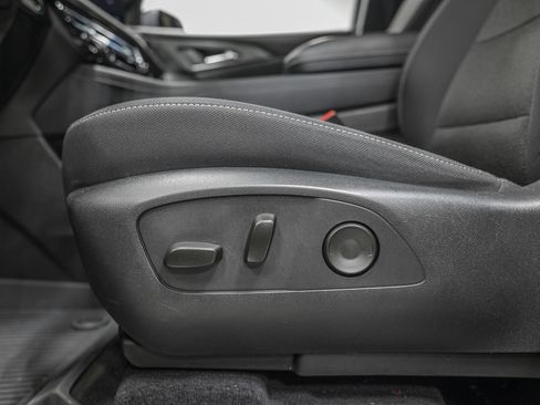 Used 2025 Chevrolet Traverse LT FWD image 14