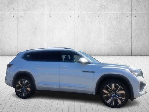 Used 2025 Volkswagen Atlas SEL Premium R-Line image 3