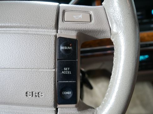 Used 1993 Lincoln Town Car Signature RWD image 29