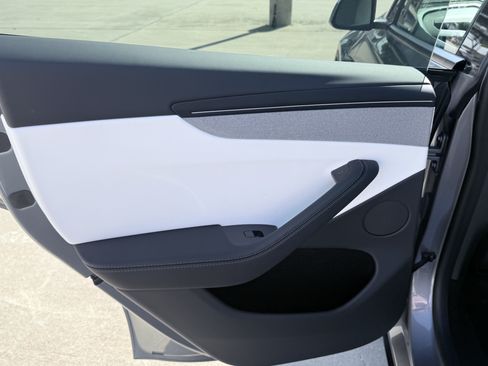 Used 2026 Tesla Model Y AWD image 35