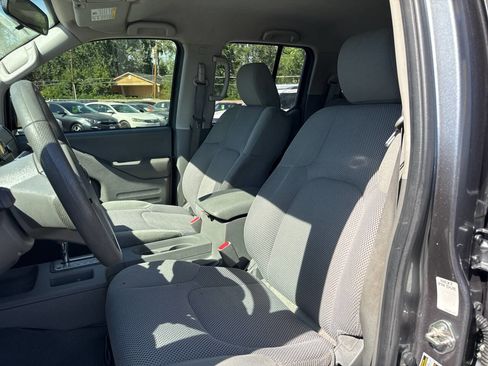 Used 2018 Nissan Frontier SV image 11