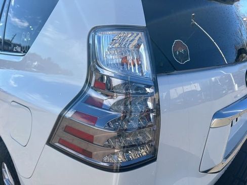 Used 2021 Lexus GX 460 Premium w/ Premium Package image 10