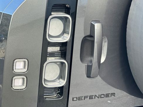 Used 2025 Land Rover Defender 110 V8 image 34